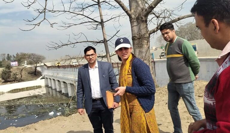 “कुम्भ-2027 की तैयारी ने पकड़ी रफ्तार: मेलाधिकारी सोनिका का बहादराबाद दौरा, 1659 लाख की लागत से बन रहे स्टील पुल का निरीक्षण, गुणवत्ता और समयबद्धता पर सख्त रुख”