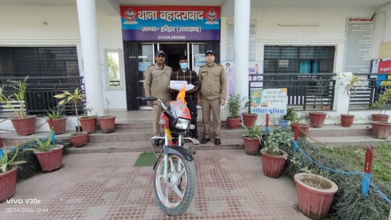 “हरिद्वार पुलिस की सख्ती: चोरी की स्प्लेंडर संग अवैध तमंचा लेकर घूम रहा शातिर सोनू शाह बहादराबाद में धर दबोचा, बड़ी वारदात की फिराक में था आरोपी”!