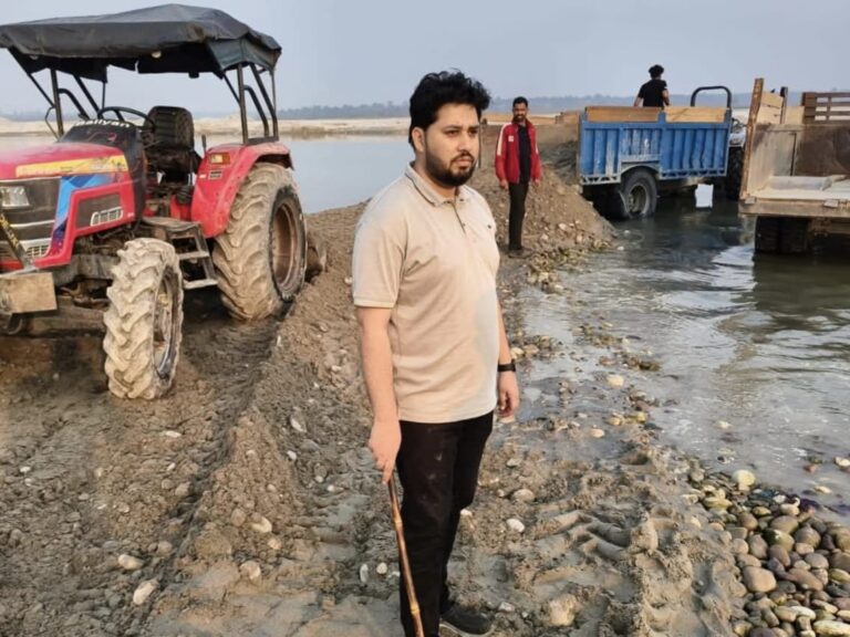 “हरिद्वार में अवैध खनन माफियाओं पर प्रशासन का प्रहार: डीएम मयूर दीक्षित के सख्त निर्देश पर रामपुर रामघाटी में बड़ी छापेमारी, ट्रैक्टर-ट्रॉली और 4×4 लोडर जब्त”