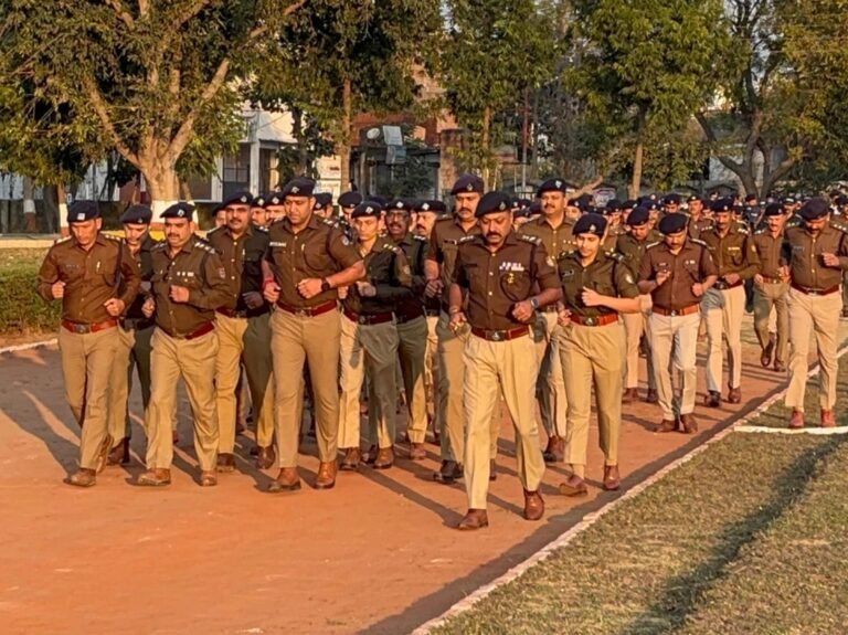 “मैदान में उतरे एसएसपी नवनीत सिंह: जवानों संग लगाई दौड़, परेड में परखा अनुशासन, भोजनालय पहुंचकर साथ बैठ किया भोजन — पुलिस लाइन को 24×7 चुस्त-दुरुस्त रखने का सख्त संदेश”