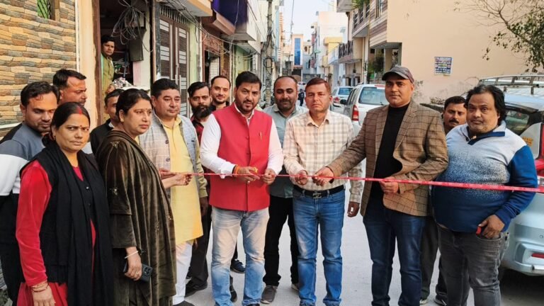 “रोशनाबाद के वार्ड 11 में विकास की गूंज: नगर पालिका अध्यक्ष राजीव शर्मा ने आधुनिक सड़कों का भव्य लोकार्पण कर बदली क्षेत्र की तस्वीर, जनविश्वास और पारदर्शिता के साथ समग्र विकास की ओर मजबूत कदम”