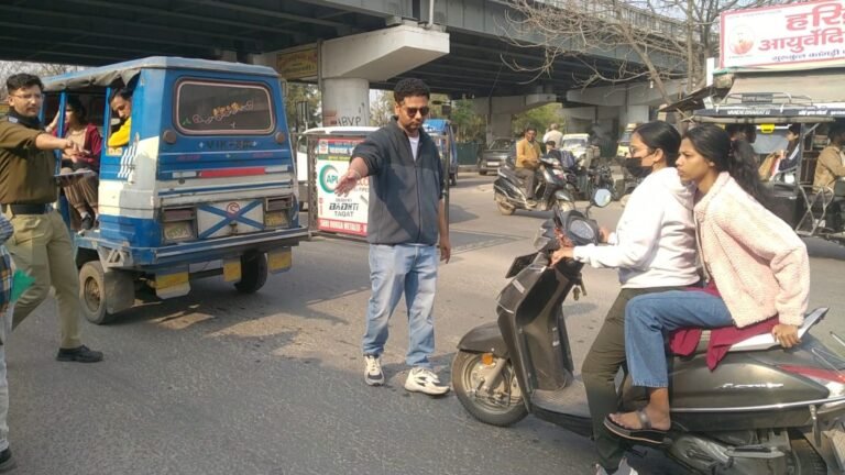 “डीएम मयूर दीक्षित के सख्त निर्देश पर हरिद्वार में चला विशेष प्रवर्तन अभियान: ट्रिपल राइडिंग और बिना हेलमेट पर कड़ा प्रहार, 50 चालान–10 वाहन सीज”