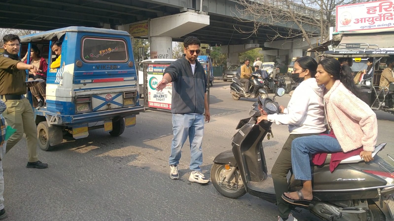 “डीएम मयूर दीक्षित के सख्त निर्देश पर हरिद्वार में चला विशेष प्रवर्तन अभियान: ट्रिपल राइडिंग और बिना हेलमेट पर कड़ा प्रहार, 50 चालान–10 वाहन सीज”