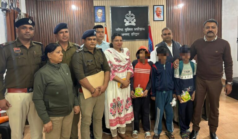 “рдСрдкрд░реЗрд╢рди рд╕реНрдорд╛рдЗрд▓ рдХреА рдмрдбрд╝реА рдХрд╛рдордпрд╛рдмреА: рдЧреБрд░реБрдЧреНрд░рд╛рдо рд╕реЗ рдШреВрдордиреЗ рдирд┐рдХрд▓реЗ рддреАрди рдорд╛рд╕реВрдо рд╣рд░рд┐рджреНрд╡рд╛рд░ рд░реЗрд▓рд╡реЗ рд╕реНрдЯреЗрд╢рди рдкрд░ рдорд┐рд▓реЗ, рдкреБрд▓рд┐рд╕ рдиреЗ рд░реЗрд╕реНрдХреНрдпреВ рдХрд░ рд╕реБрд░рдХреНрд╖рд┐рдд рд▓реМрдЯрд╛рдпрд╛ рдШрд░ тАФ рдкрд░рд┐рдЬрдиреЛрдВ рдХреА рдЖрдВрдЦреЛрдВ рдореЗрдВ рд▓реМрдЯ рдЖрдИ рдореБрд╕реНрдХрд╛рди”