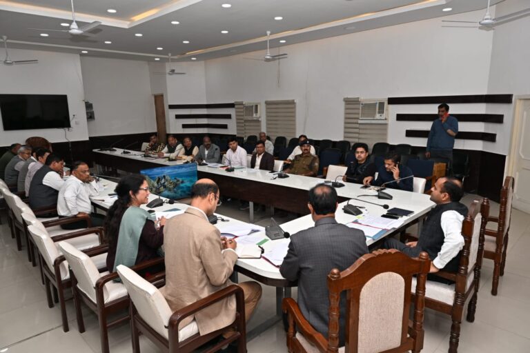 “आपदा प्रबंधन कार्यों पर सख्त हुए जिलाधिकारी मयूर दीक्षित: निर्माण योजनाओं की समीक्षा, यूसी तत्काल देने के निर्देश, नालों-गदेरों की सफाई और जलभराव रोकने पर विशेष जोर”