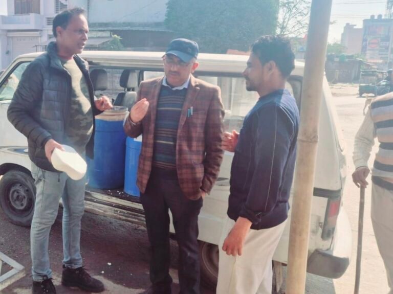 “होली से पहले हरिद्वार में खाद्य सुरक्षा विभाग की सख्ती: दूध-पनीर सप्लाई वाहनों पर ताबड़तोड़ छापेमारी, 5 सैंपल लैब रवाना, लाइसेंस और तापमान गड़बड़ी पर सप्लायरों को नोटिस”