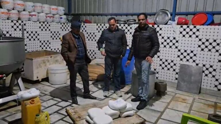 “महाशिवरात्रि से पहले मिलावटखोरों पर कहर! देर रात खाद्य सुरक्षा विभाग की बड़ी कार्रवाई—12 प्रतिष्ठानों की जांच, अवैध डेरी सील, एक्सपायरी कोल्ड्रिंक जब्त”