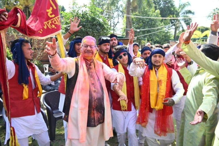 “देहरादून में रंगों की बौछार: कैबिनेट मंत्री गणेश जोशी के आवास पर कुमाऊँ–गढ़वाल के राठ होलियारों संग सजी पारंपरिक होली, फाग-छोलिया की थाप पर झूम उठा हाथीबड़कला”