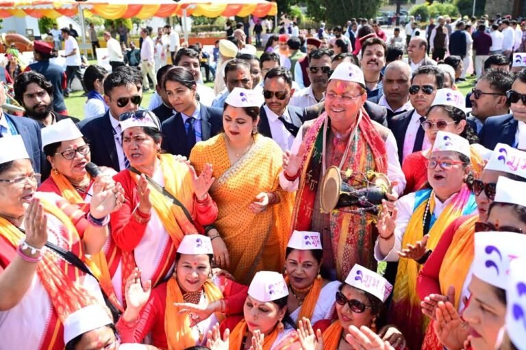 “मुख्यमंत्री आवास में रंगों की बयार: पारंपरिक लोकधुनों संग गूंजा होली मिलन, मुख्यमंत्री पुष्कर सिंह धामी ने दिया भाईचारे और सांस्कृतिक एकता का संदेश”