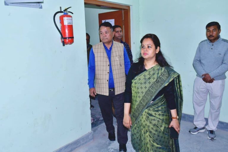 “डबल लॉक में सुरक्षित मिलीं ईवीएम-वीवीपैट: जिलाधिकारी आकांक्षा कोंडे ने किया वेयरहाउस का सख्त निरीक्षण, सुरक्षा व्यवस्था पाई पूरी तरह दुरुस्त”