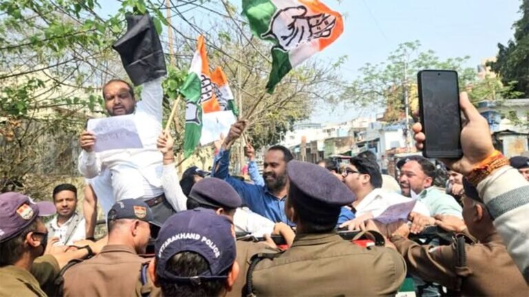 “अमित शाह के हरिद्वार दौरे पर कांग्रेस का विरोध, काले झंडे दिखाने जा रहे कार्यकर्ताओं को पुलिस ने तुलसी चौक पर ही हिरासत में लिया, अंकिता भंडारी हत्याकांड और सरकार की नीतियों को लेकर उठाए सवाल”