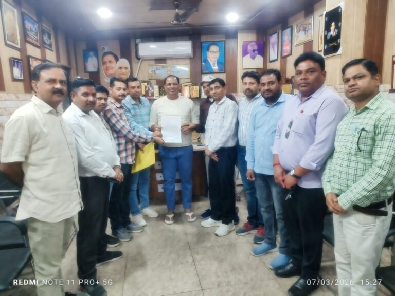 “पुरानी पेंशन बहाल करो सरकार” — कर्मचारियों की हुंकार, विधायक रवि बहादुर को सौंपा ज्ञापन; 2027 चुनावी मांगपत्र में शामिल करने का आश्वासन