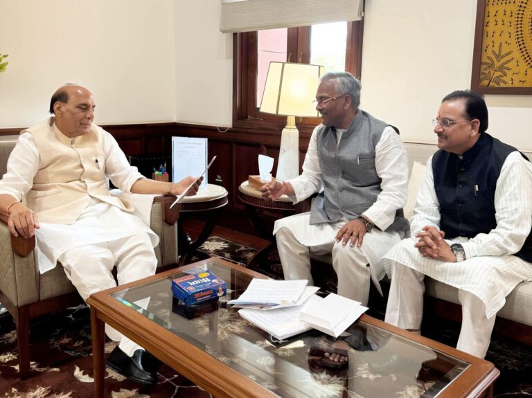 “पूर्व सैनिकों के सम्मान और सुविधा पर बड़ा फोकस: त्रिवेंद्र रावत ने रक्षामंत्री राजनाथ सिंह से की अहम मुलाकात, वेलमेड अस्पताल को ECHS में शामिल करने की उठाई जोरदार मांग”