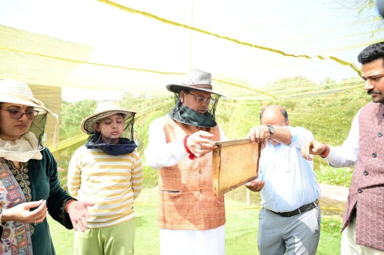 “मुख्यमंत्री आवास में ‘स्वीट सफलता’ का स्वाद! 60 किलो शहद निष्कासन से गूंजा देहरादून, सीएम पुष्कर सिंह धामी बोले—उत्तराखण्ड में मौन पालन से बदलेगी किस्मत, 3-बी गार्डन से बढ़ेगा प्राकृतिक समृद्धि का दायरा”