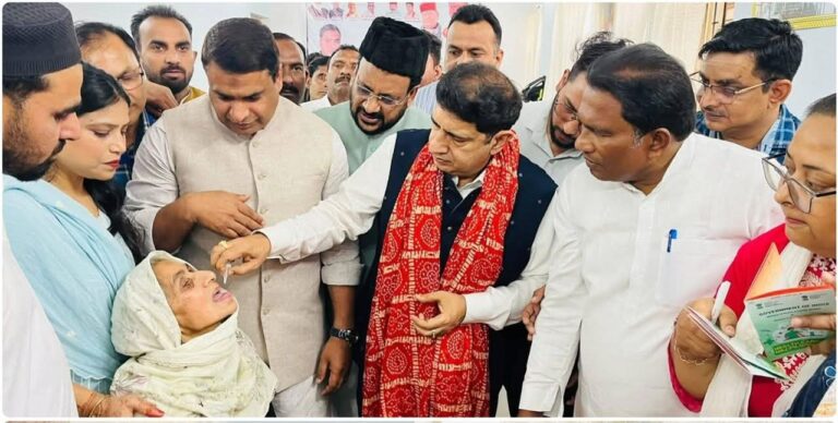 “हज 2026 की तैयारियां तेज: कैबिनेट मंत्री प्रदीप बत्रा ने रुड़की में टीकाकरण व हेल्थ चेकअप कैंप का किया निरीक्षण, यात्रियों को दी सुरक्षित व सुखद यात्रा की शुभकामनाएं”