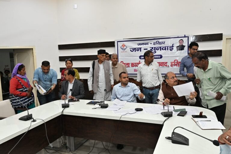 “जनसुनवाई में सख्त तेवर दिखे डीएम मयूर दीक्षित: 17 शिकायतें दर्ज, 10 का मौके पर निस्तारण, लंबित मामलों पर दो दिन की डेडलाइन और लापरवाह अधिकारियों को कड़ी कार्रवाई की चेतावनी”