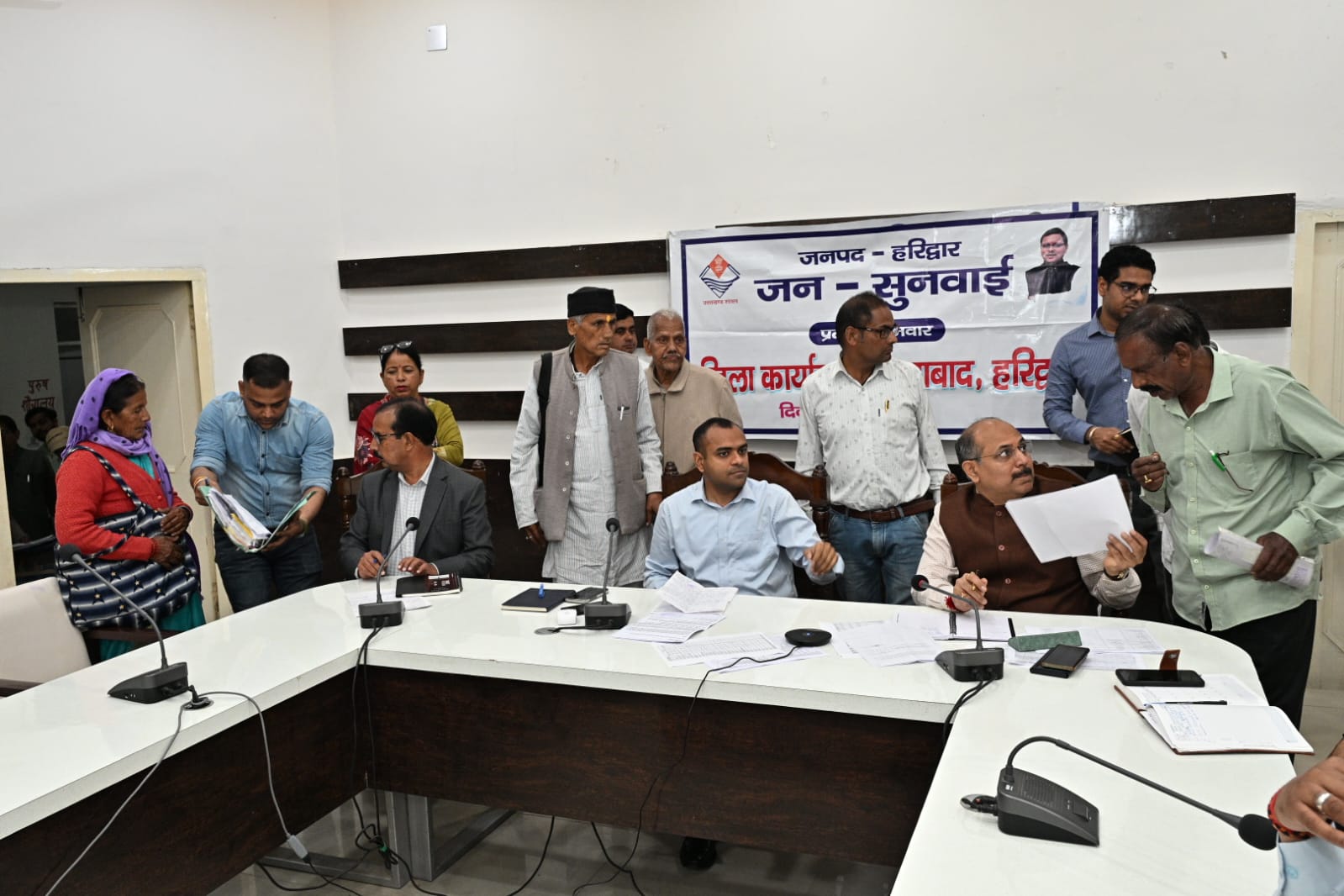 “जनसुनवाई में सख्त तेवर दिखे डीएम मयूर दीक्षित: 17 शिकायतें दर्ज, 10 का मौके पर निस्तारण, लंबित मामलों पर दो दिन की डेडलाइन और लापरवाह अधिकारियों को कड़ी कार्रवाई की चेतावनी”