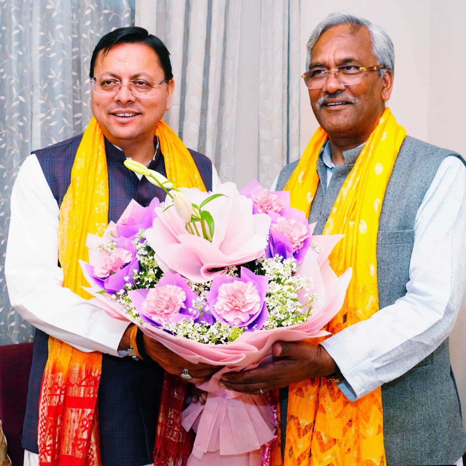 “देहरादून में सियासी सौहार्द की रंगत: सीएम पुष्कर सिंह धामी ने पूर्व सीएम त्रिवेंद्र सिंह रावत को दी होली की शुभकामनाएँ, विकास और एकजुटता पर हुई खास चर्चा