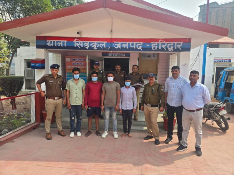 “हरिद्वार में घर में घुसकर तलवार-तमंचे से हमला करने वाले 4 बदमाश गिरफ्तार, SSP नवनीत सिंह की सख्ती से सिडकुल पुलिस का एक्शन, फरार आरोपियों की तलाश में लगातार दबिश”