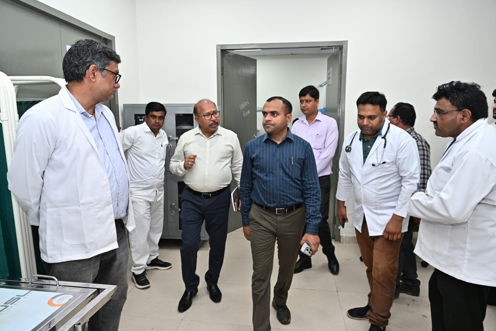 “स्वास्थ्य व्यवस्था पर डीएम मयूर दीक्षित का सख्त एक्शन: भूपतवाला सीएचसी का औचक निरीक्षण, गर्भवती महिलाओं के लिए जल्द शुरू होगा प्रसव कक्ष, लापरवाही पर चेतावनी”