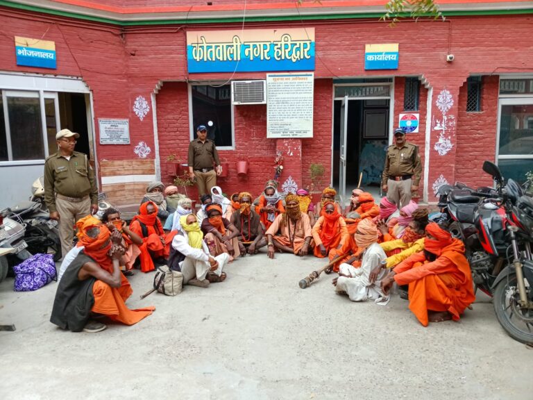 “ऑपरेशन ‘कालनेमि’ में हरिद्वार पुलिस का बड़ा एक्शन: हरकी पैड़ी और घाटों पर सघन चेकिंग, धर्म की आड़ में ठगी करने वाले 27 संदिग्ध हिरासत में, फिंगरप्रिंट और आपराधिक रिकॉर्ड की हो रही जांच”