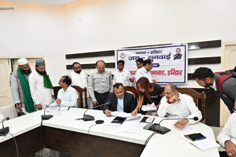 “जनसुनवाई में गूंजी जनता की आवाज: 70 शिकायतें दर्ज, 38 का मौके पर निस्तारण — सीएम हेल्पलाइन की लंबित शिकायतों पर डीएम मयूर दीक्षित सख्त, अधिकारियों को त्वरित समाधान के सख्त निर्देश”