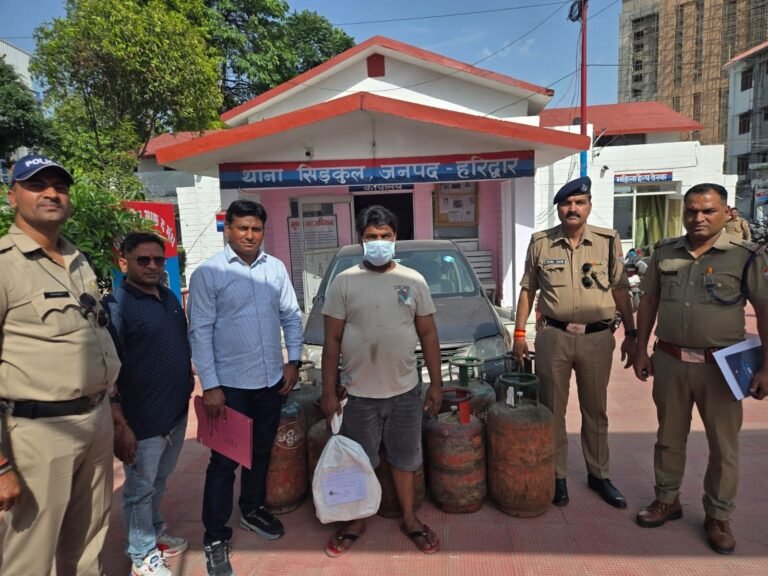 “हरिद्वार में गैस माफिया पर प्रशासन का बड़ा शिकंजा: रावली महदूद में छापेमारी के दौरान रिफिलिंग करते रंगे हाथ पकड़ा गया आरोपी, 10 घरेलू सिलेंडर जब्त—अभियुक्त गिरफ्तार, वाहन भी सीज”