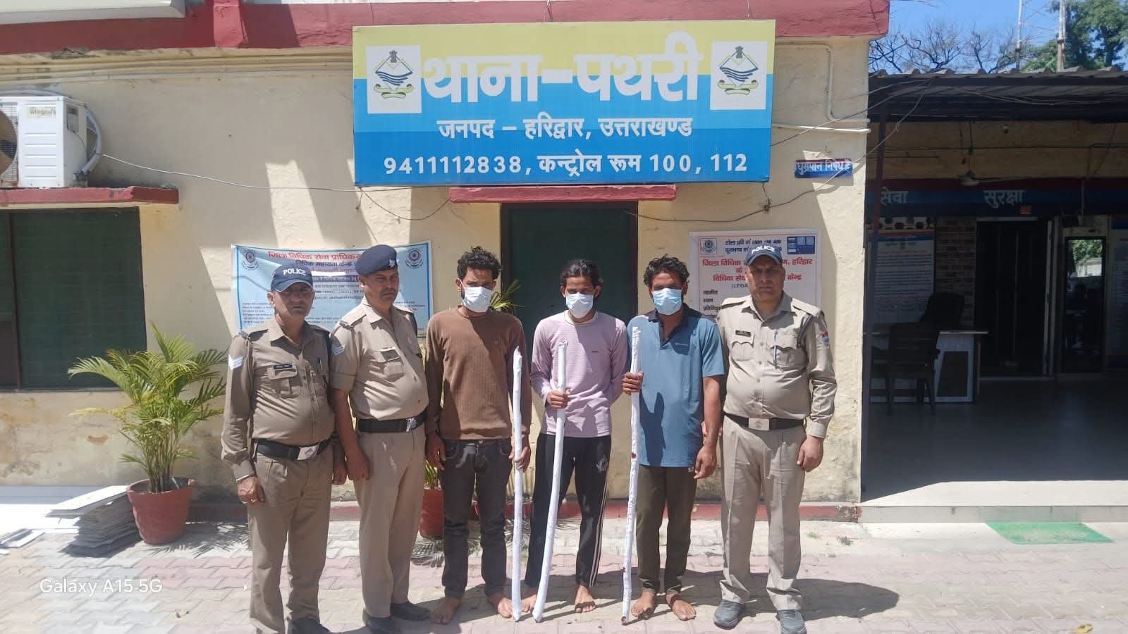 “इब्राहिमपुर बवाल में पुलिस का ताबड़तोड़ एक्शन! नवनीत सिंह की सख्ती से कांपे फरार आरोपी, 5-5 हजार के इनाम वाले तीनों भाई चढ़े पुलिस के हत्थे – सोशल मीडिया पर वायरल झगड़े का आखिरकार हुआ ‘द एंड’!”