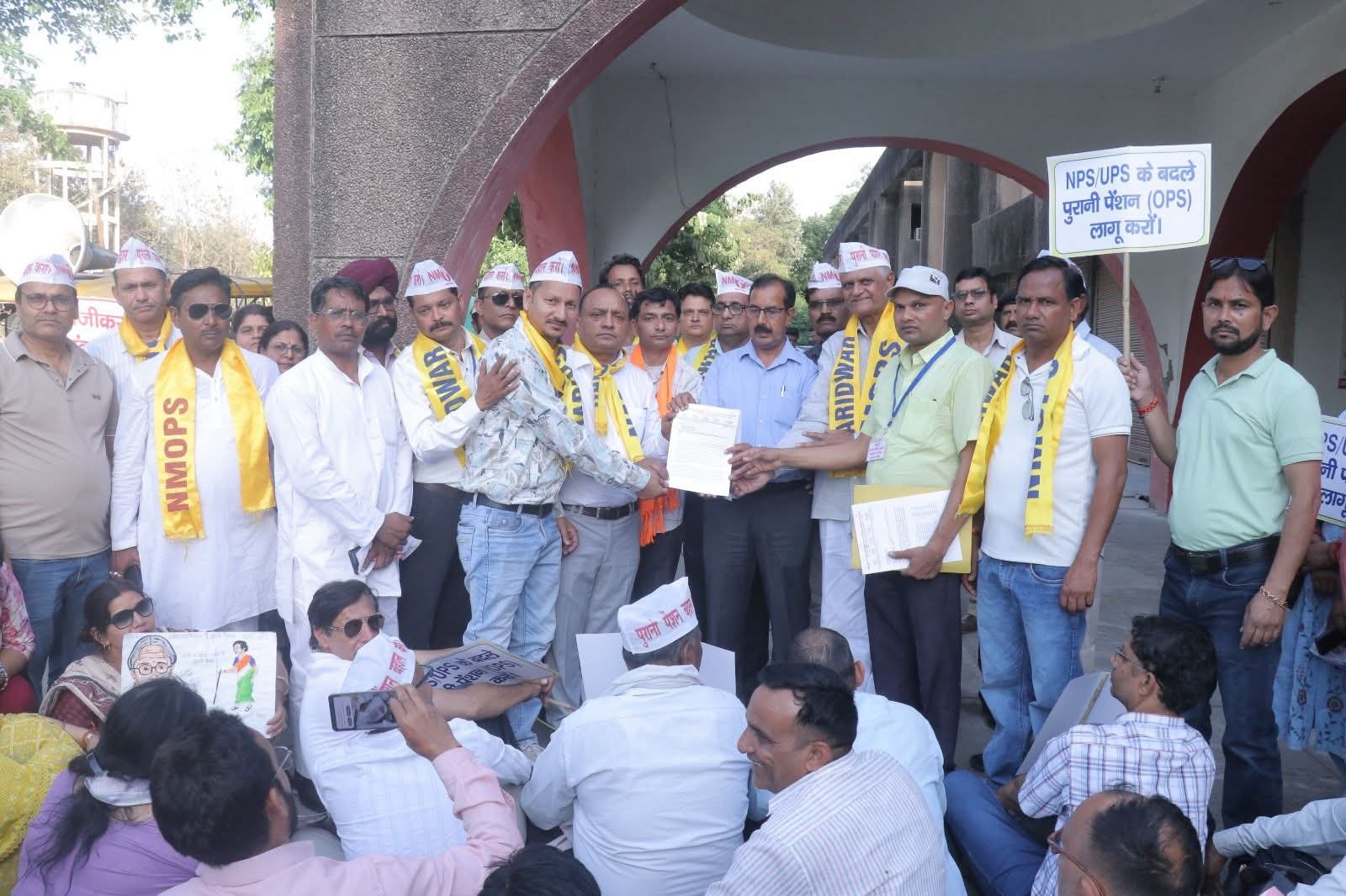 “हरिद्वार में पुरानी पेंशन बहाली की मांग ने पकड़ा जोर: हजारों शिक्षक-कर्मचारियों की भव्य बाइक रैली से गूंजी सड़कों पर हुंकार, पीएम और सीएम तक पहुंचा आंदोलन का संदेश, ज्ञापन सौंपकर सरकार पर बढ़ाया दबाव”