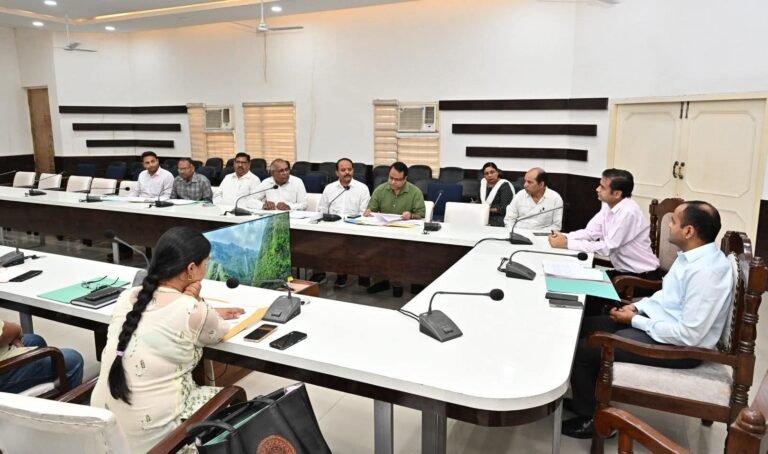 “हरिद्वार में राजस्व बढ़ाने का मेगा मिशन: डीएम मयूर दीक्षित का सख्त फरमान, अवैध शराब-खनन माफियाओं पर कड़ा शिकंजा, हर विभाग को 100% लक्ष्य हर हाल में पूरा करने का अल्टीमेटम!”