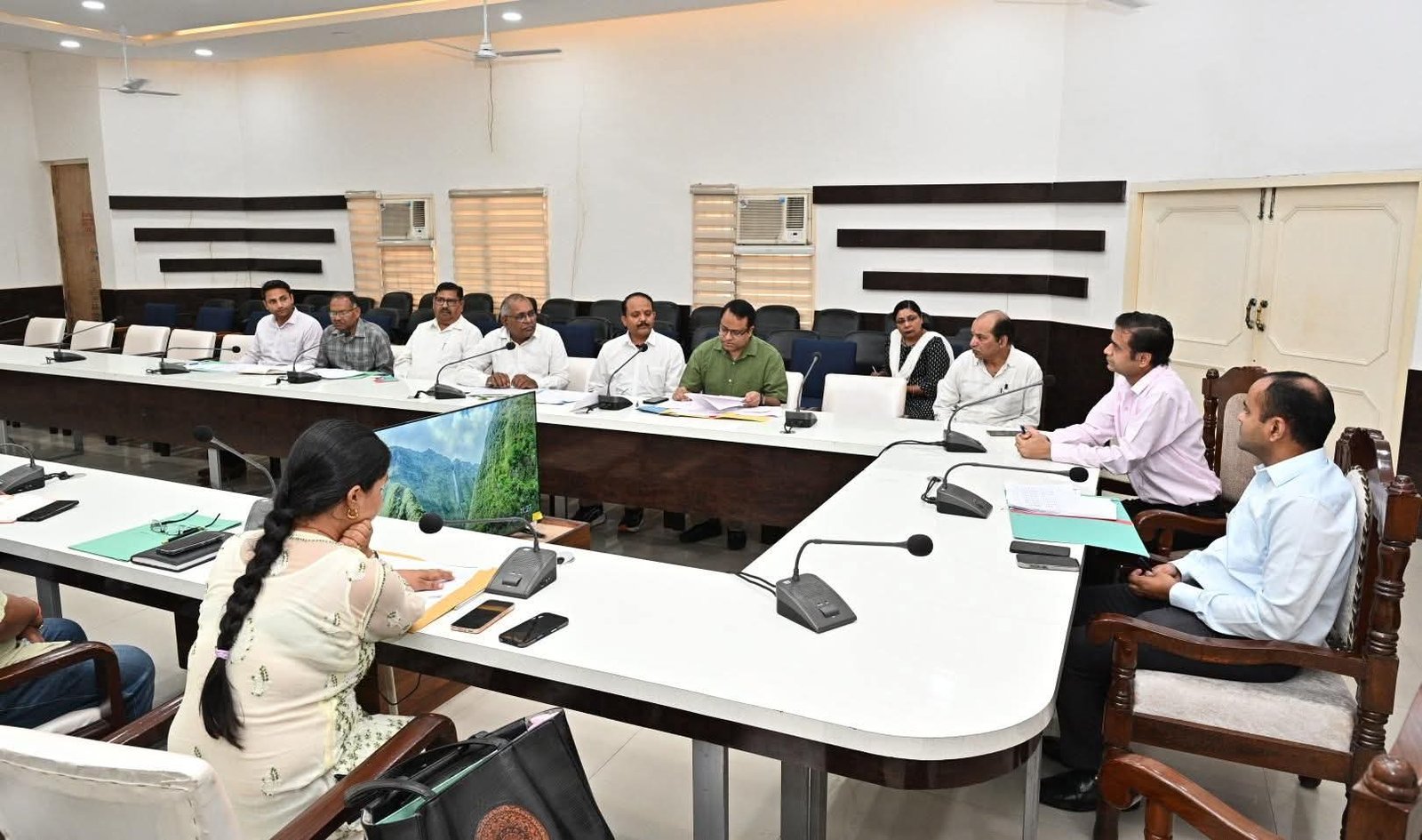 “हरिद्वार में राजस्व बढ़ाने का मेगा मिशन: डीएम मयूर दीक्षित का सख्त फरमान, अवैध शराब-खनन माफियाओं पर कड़ा शिकंजा, हर विभाग को 100% लक्ष्य हर हाल में पूरा करने का अल्टीमेटम!”