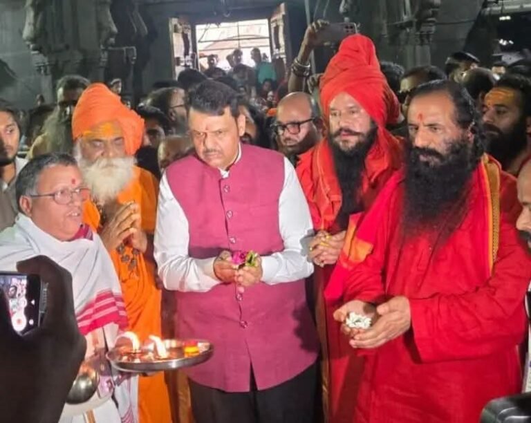 “देवेंद्र फड़नवीस का त्र्यंबकेश्वर ज्योतिर्लिंग में दिव्य पूजन—संतों के सानिध्य में गूंजा हर-हर महादेव, नासिक महाकुंभ को भव्य, दिव्य और ऐतिहासिक बनाने का लिया संकल्प”