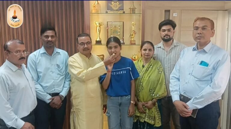 “संघर्ष से सफलता तक: टैक्सी चालक की बेटी वंशिका ने 97% अंकों के साथ प्रदेश में तीसरा स्थान हासिल कर हरिद्वार का बढ़ाया मान, बनी लाखों छात्रों के लिए प्रेरणा”