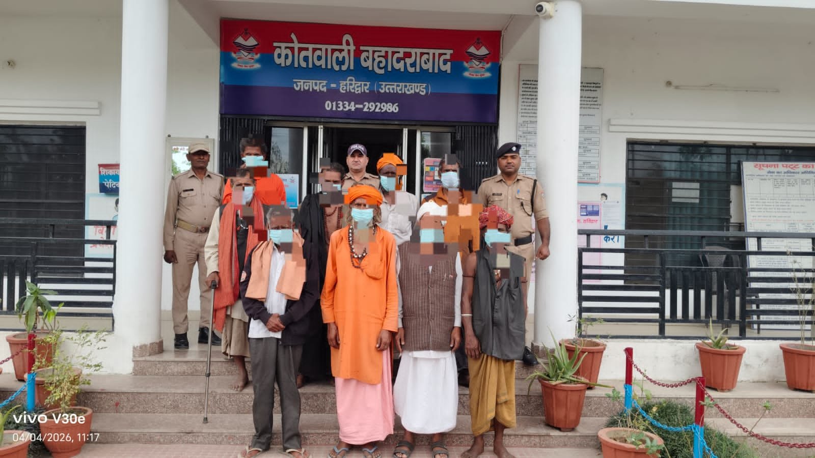 “ऑपरेशन कालनेमी का बड़ा एक्शन: बहादराबाद में साधु के भेष में घूम रहे 9 ढोंगी बाबा दबोचे, पुलिस की सख्त चेतावनी”