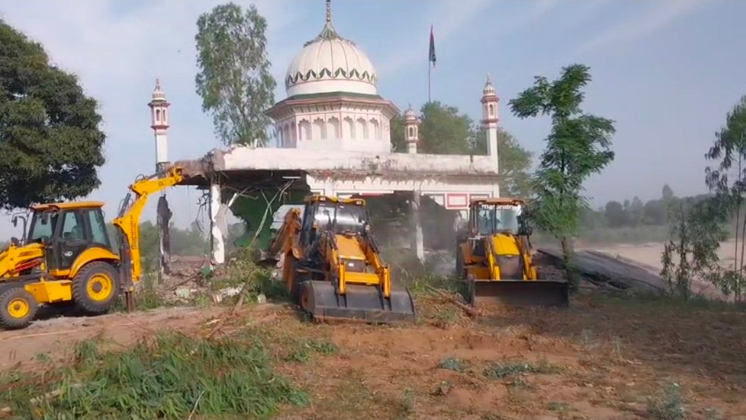 “हरिद्वार के सुमन नगर में बड़ी बुलडोजर कार्रवाई: टिहरी पुनर्वास परियोजना की 10 बीघा सरकारी जमीन से अवैध मजार ध्वस्त, भारी पुलिस बल की तैनाती के बीच चला अभियान—प्रशासन का साफ संदेश, अब नहीं चलेगा अतिक्रमण!”