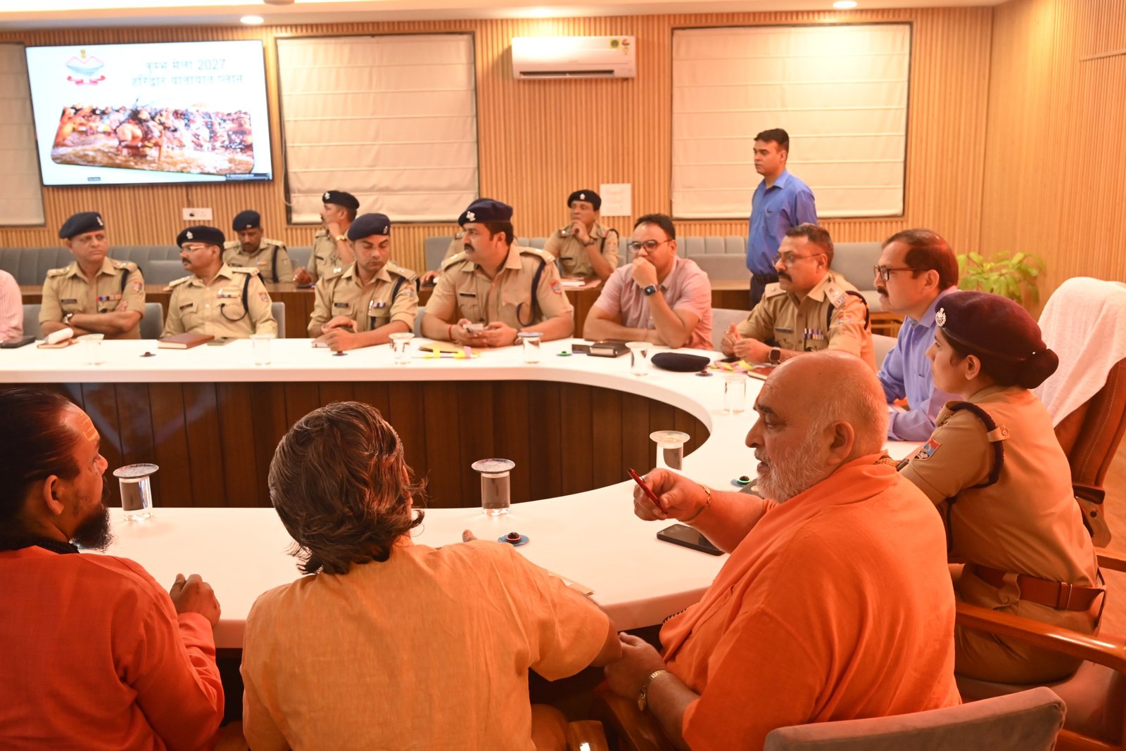 “कुंभ 2027 महाआयोजन की मेगा तैयारी: ट्रैफिक व्यवस्था को लेकर हाईलेवल मंथन, साधु-संतों से लेकर होटल कारोबारियों तक सबकी राय से बनेगा मास्टर प्लान!”