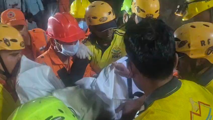 “मौत का गड्ढा बना श्यामपुर कांगड़ी: 30 फीट नीचे जिंदा दफन हुआ मनोहर, मिट्टी धंसती रही—घंटों जूझती रही रेस्क्यू टीम, बाहर निकला तो टूट चुकी थी सांसों की डोर”