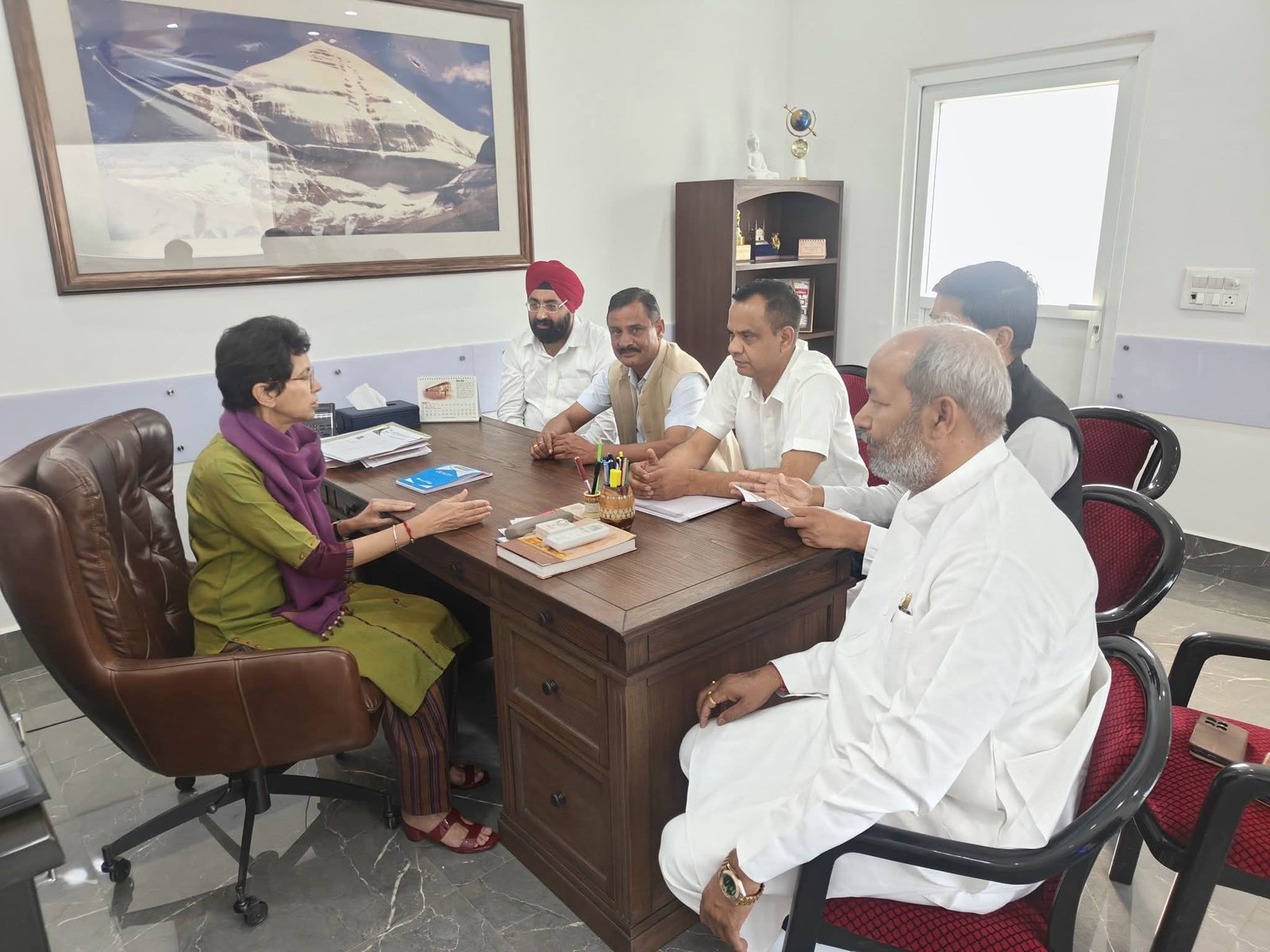 “दिल्ली दरबार में कांग्रेस का महासंग्राम: कुमारी शैलजा से उत्तराखंड जिलाध्यक्षों की अहम मुलाकात, संगठन को जमीनी मजबूती देने और चुनावी रणभेरी बजाने की बड़ी रणनीति पर गहन मंथन!”