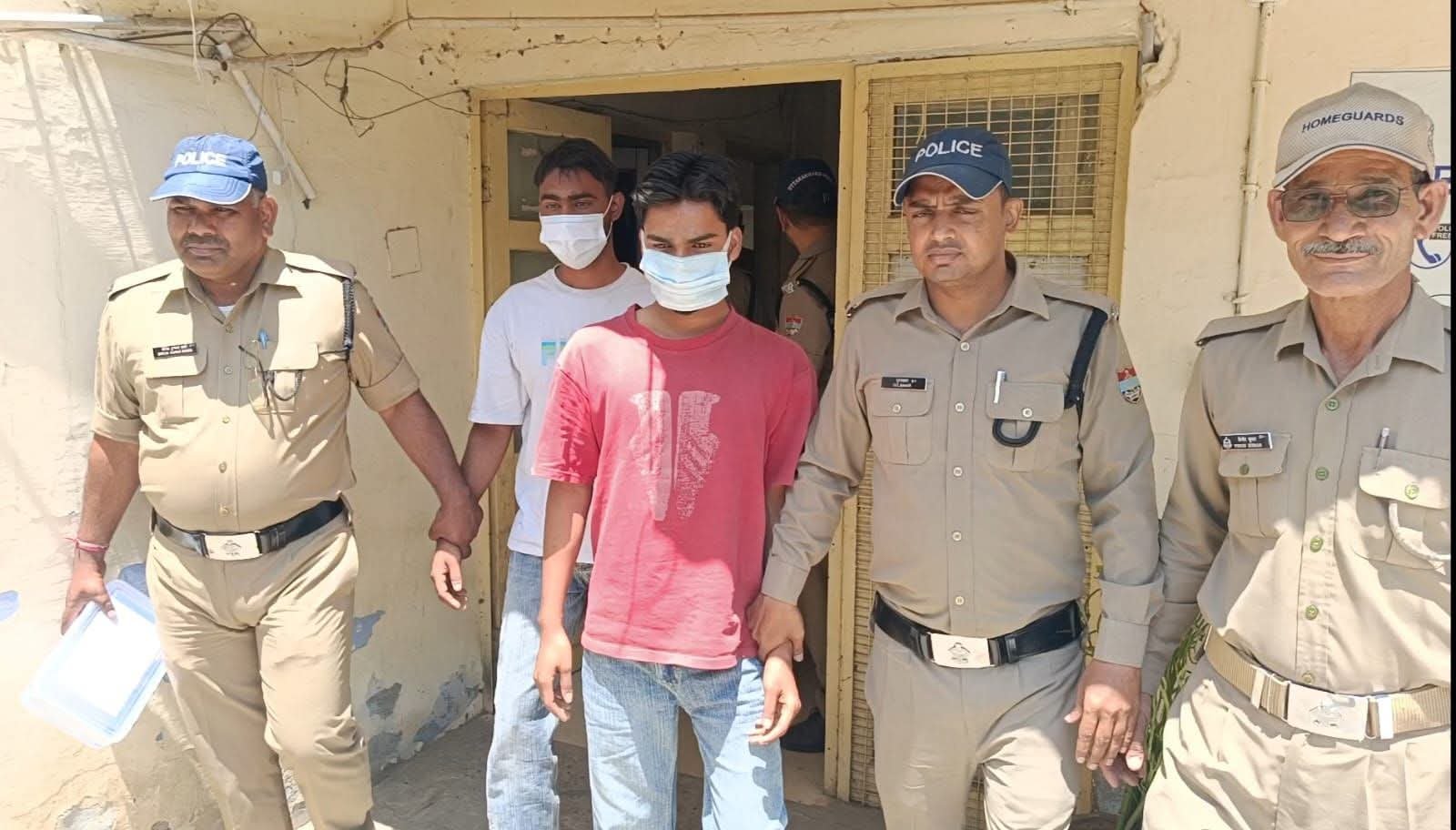 “बीच बाजार गूंजी गोलियों की तड़तड़ाहट! रुड़की में दहशत फैलाने वाले दो शातिर गिरफ्तार, बाकी की तलाश में पुलिस की ताबड़तोड़ दबिश”