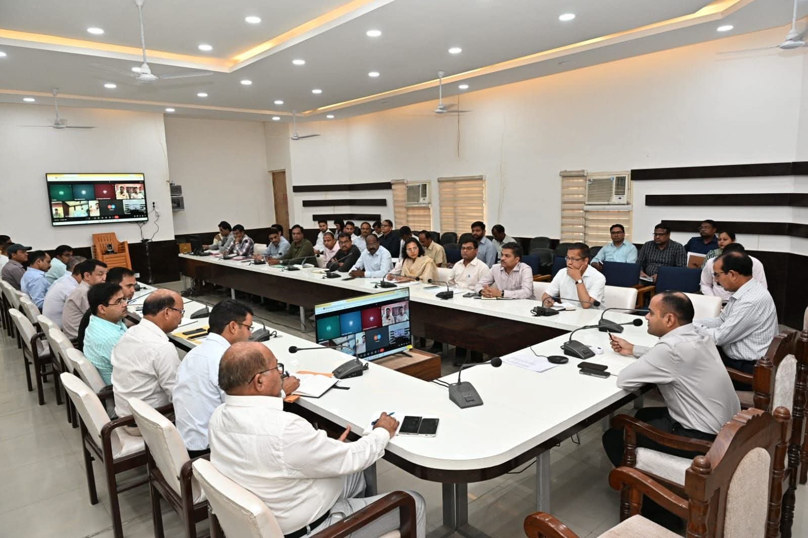 “कांवड़ यात्रा से पहले DM मयूर दीक्षित का सख्त फरमान: “डेडलाइन से पहले पूरे करो सारे निर्माण कार्य, नहीं तो होगी सख्त कार्रवाई”, सड़कों से मलवा हटाओ, गड्ढे भरो, जलभराव पर जीरो टॉलरेंस!”