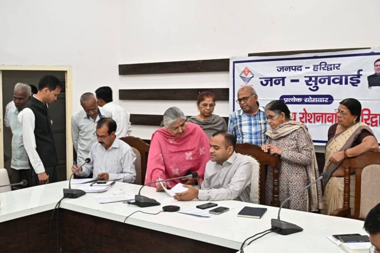 “जनता की सुनवाई, समाधान की त्वरित कार्रवाई: DM मयूर दीक्षित की सख्ती से 70 शिकायतों में आधी का मौके पर निस्तारण, बाकी पर कसा शिकंजा!”