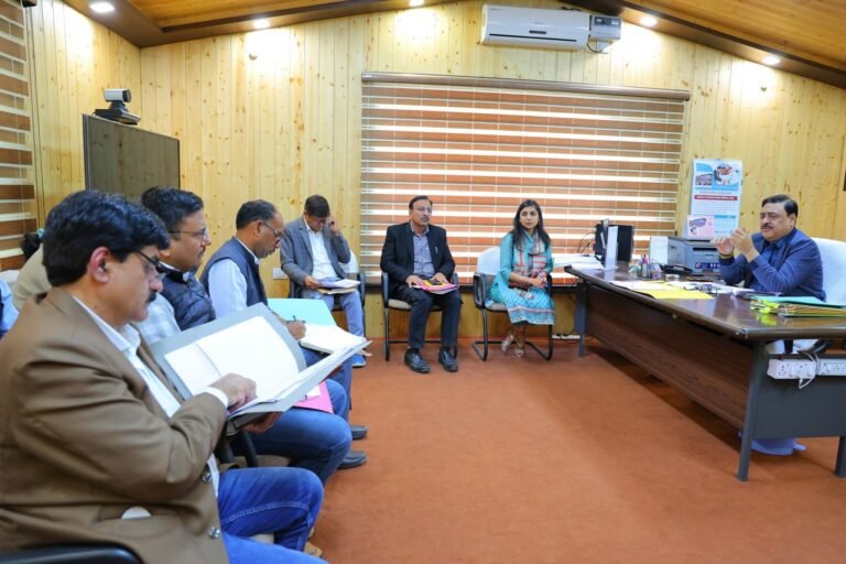 “पौड़ी में प्यास पर वार: गढ़वाल कमिश्नर का बड़ा एक्शन—25 लाख जारी, 3 दिन में जनरेटर लगाओ, पानी-गैस संकट पर सख्त निर्देश!”