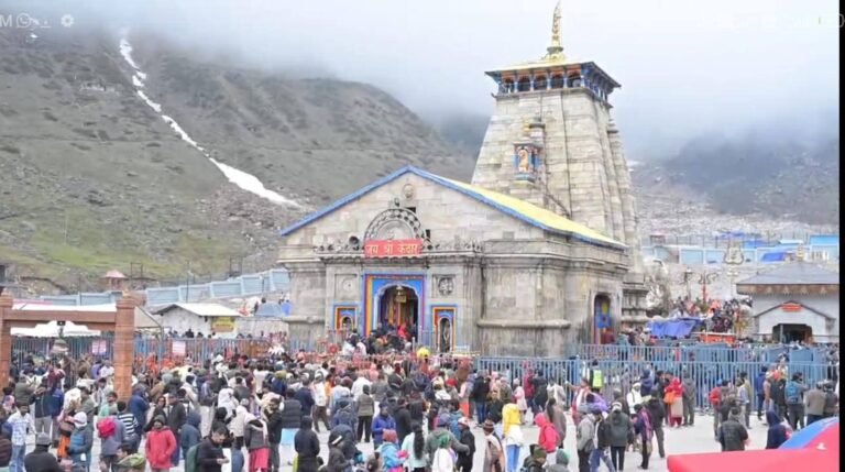 “22 दिन में 5.23 लाख श्रद्धालुओं ने किए बाबा केदार के दर्शन, केदारनाथ धाम में उमड़ा आस्था का सैलाब — शानदार व्यवस्थाओं से भक्त गदगद, प्रशासन की हर ओर वाहवाही”