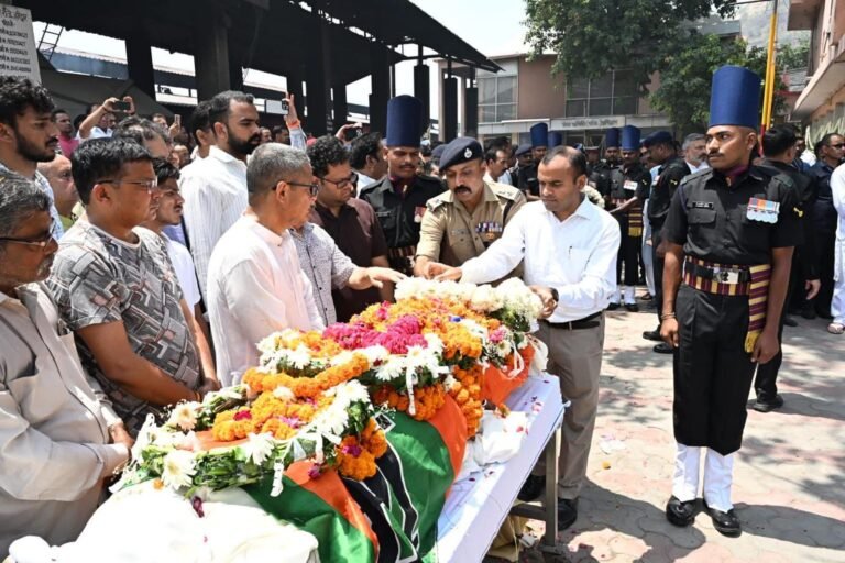 “पूर्व मुख्यमंत्री मेजर जनरल भुवन चंद्र खंडूड़ी को खड़खड़ी श्मशान घाट पर DM और SSP हरिद्वार ने दी भावभीनी श्रद्धांजलि, नम आंखों से दी अंतिम विदाई”
