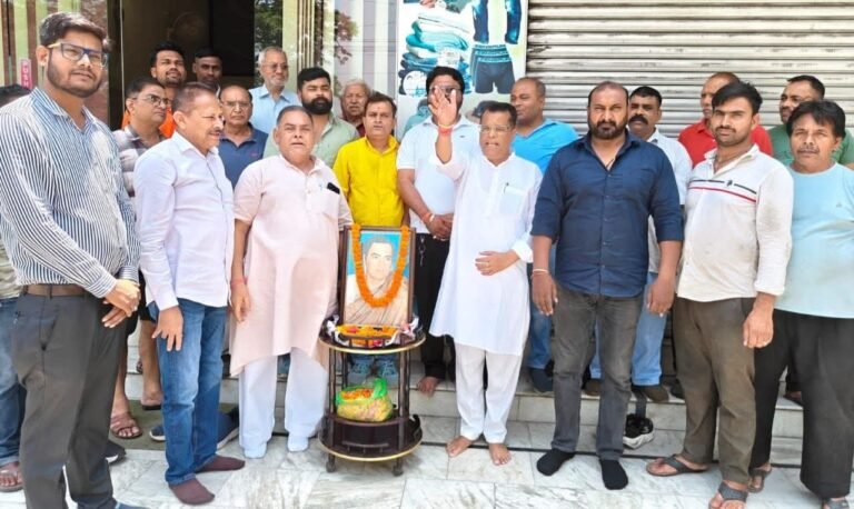 “राजीव गांधी को याद कर भावुक हुए कांग्रेसी, ऋषिकुल कार्यालय में श्रद्धांजलि सभा में गूंजे डिजिटल इंडिया और युवा शक्ति के विज़न के चर्चे”