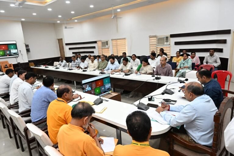 “हरिद्वार में कचरे पर सख्त हुए डीएम मयूर दीक्षित! गीला-सूखा कूड़ा अलग करने से लेकर फैक्ट्रियों पर कार्रवाई तक के दिए कड़े निर्देश, स्वच्छ और सुंदर हरिद्वार के लिए शुरू हुई बड़ी मुहिम!”