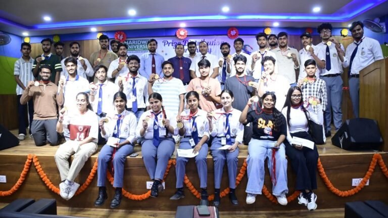 “हरिद्वार विश्वविद्यालय में खेल प्रतिभाओं का महाकुंभ! स्पोर्ट्स कार्निवल 2026 के विजेताओं पर हुई पुरस्कारों की बरसात, तालियों की गूंज के बीच चमके युवा सितारे”