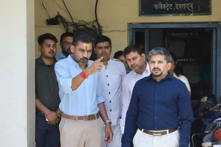 “डीएम आशीष चौहान का कलेक्ट्रेट पर बड़ा एक्शन! फाइलों से लेकर आपदा कंट्रोल रूम तक की हकीकत जानी जनता की शिकायतों के त्वरित निस्तारण और अधिकारियों को सख्त निर्देश”