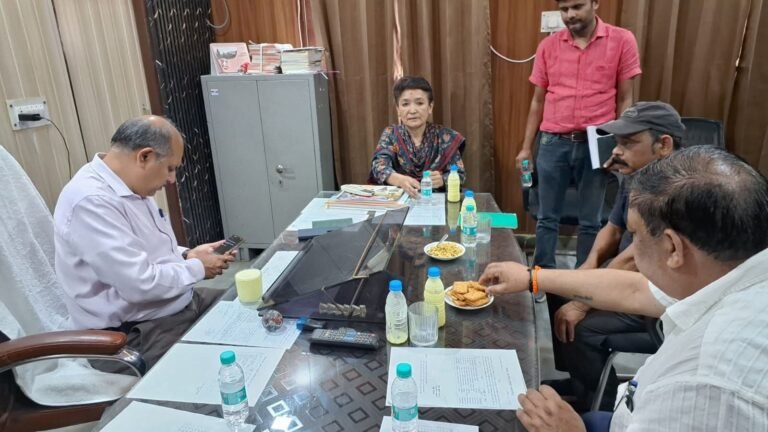 “रुड़की ब्लॉक कार्यालय में CDO का औचक निरीक्षण, अनुपस्थित मिले सहायक विकास अधिकारी का वेतन रोका  जनकल्याणकारी योजनाओं में तेजी लाने के निर्देश, लापरवाही पर सख्त हुए मुख्य विकास अधिकारी”