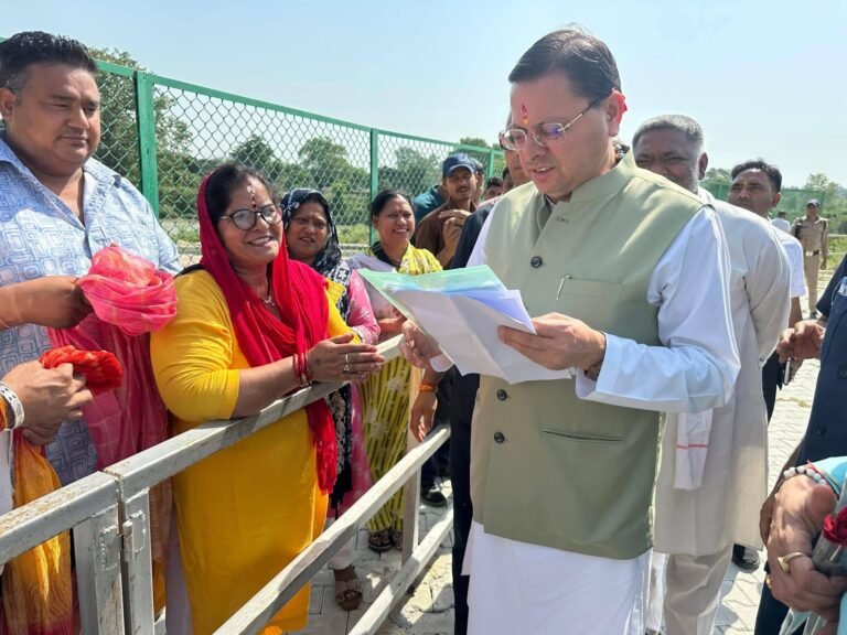 “खटीमा में जनता दरबार! मुख्यमंत्री पुष्कर सिंह धामी ने लोहियाहेड हेलीपैड पर सुनी जनता की पुकार, अधिकारियों को दिए ताबड़तोड़ समाधान के निर्देश — किसानों के लिए खाद व्यवस्था पर भी सख्त आदेश”